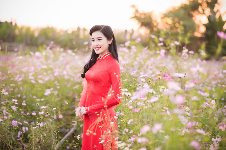 A hau Huyen My dep thien than voi ao dai Xuan-Hinh-11